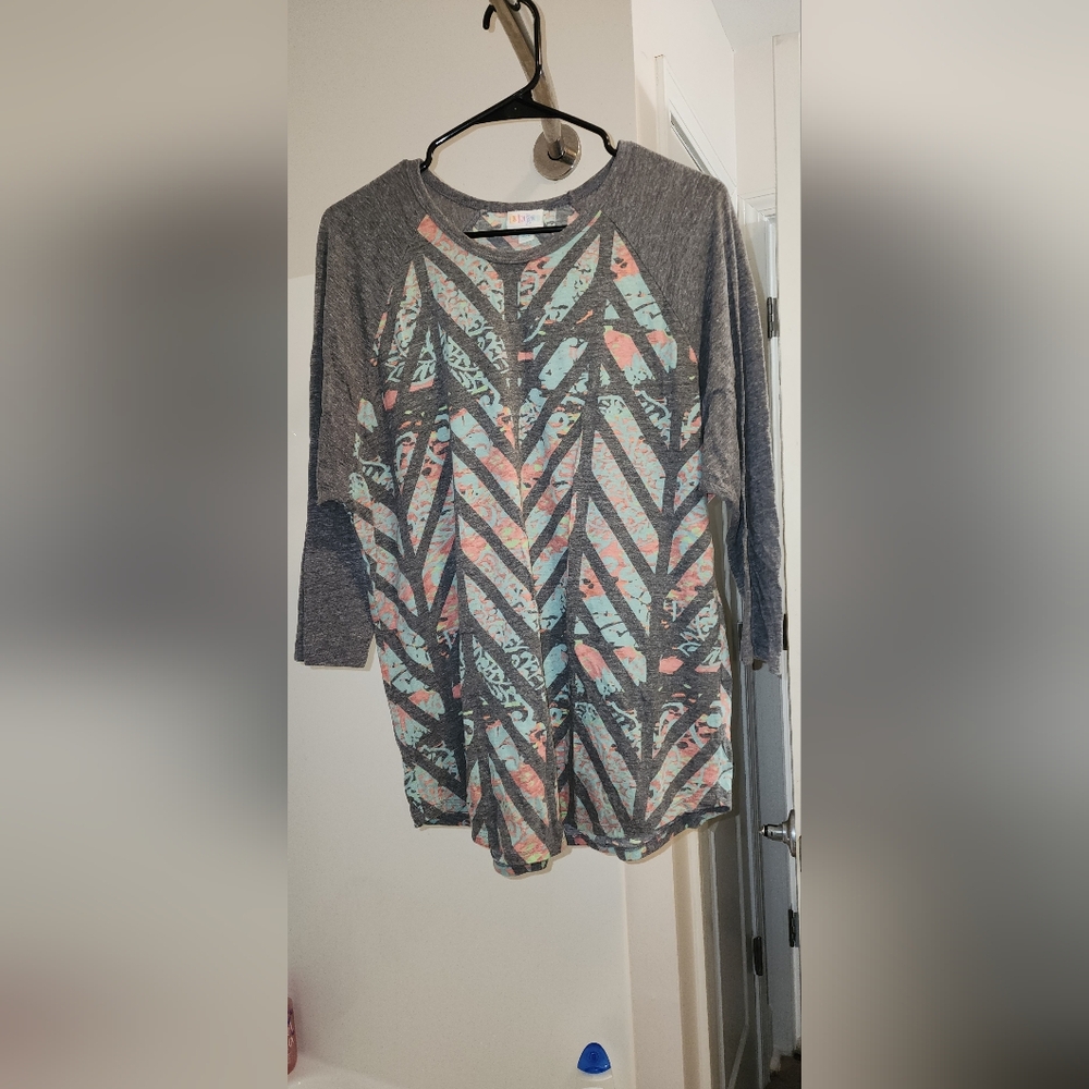 Women's 2X 3/4 length sleeves. Multi-colored. Very cute. Excellent condition.